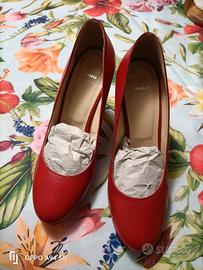 scarpe Bata di pelle rossa leggermente rovinata ne
