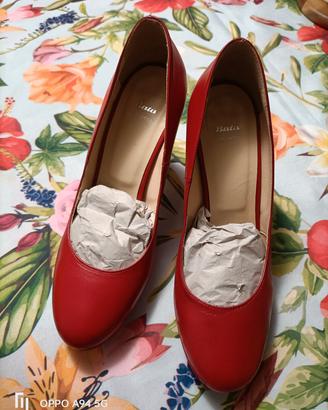 scarpe Bata di pelle rossa leggermente rovinata ne
