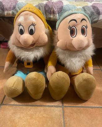 Sette nani giganti Disney.