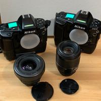 Due corpi Nikon F90x con MB-10 e due zoom