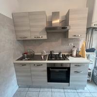 Cucina completa con elettrodomestici