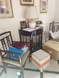 Soggiorno con divano in pelle tavolo e credenza co
