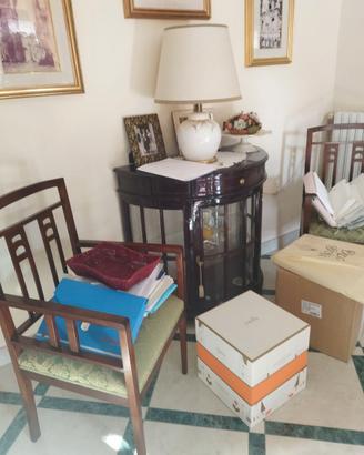 Soggiorno con divano in pelle tavolo e credenza co