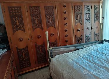 Camera da letto matrimoniale completa in legno. 