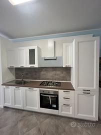 Cucina lineare in legno bianco