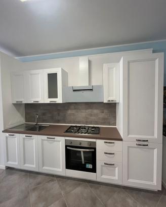 Cucina lineare in legno bianco