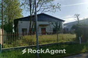 CAPANNONE INDUSTRIALE RECINTATO CON AMPIO SPAZIO E