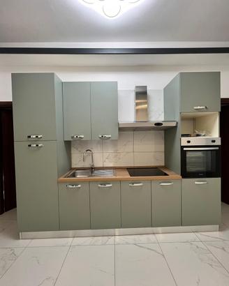 Cucina con elettrodomestici trattabile dí poco
