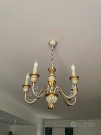 Lampadario vintage color bianco ed oro.