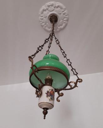 Lampadario con paralume in vetro opalino verde