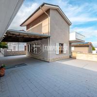 VILLA VISTA MARE CON CORTE PAVIMENTATA E GARAGE