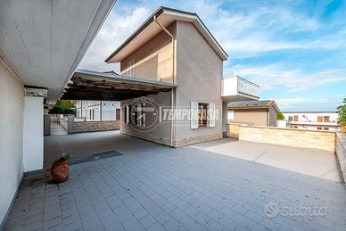 VILLA VISTA MARE CON CORTE PAVIMENTATA E GARAGE