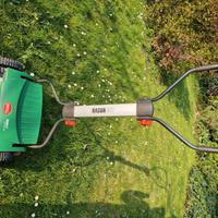 Falcia erba  a spinta manuale