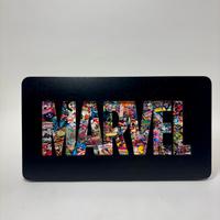 Cornice/Quadro di legno  con scritta Marvel.