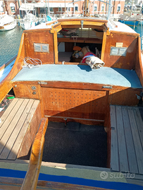 Barca a vela in legno pregiato (lunghezza 6,98 m)