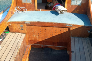 Barca a vela in legno pregiato (lunghezza 6,98 m)