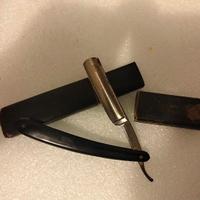 Antico rasoio con custodia