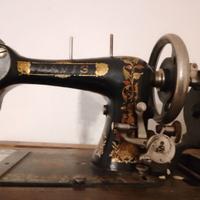 Macchina da cucire antica