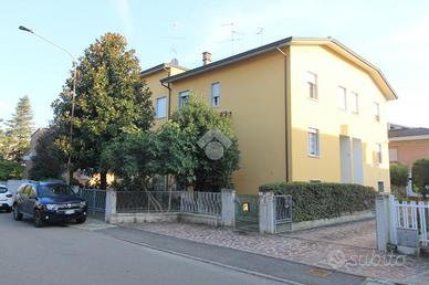 VILLA A SCHIERA A BAGNOLO IN PIANO