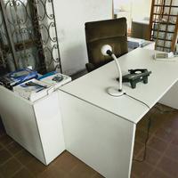 2 scrivanie, 3 dattilo, 1 cassettiera, 2 poltrone