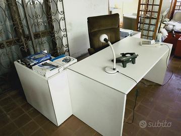 2 scrivanie, 3 dattilo, 1 cassettiera, 2 poltrone