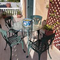Tavolo e sedie in acciaio lavorato da esterno