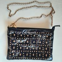 Pochette a tracolla nera con perline e teschietti