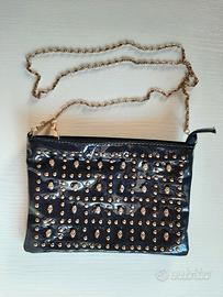 Pochette a tracolla nera con perline e teschietti