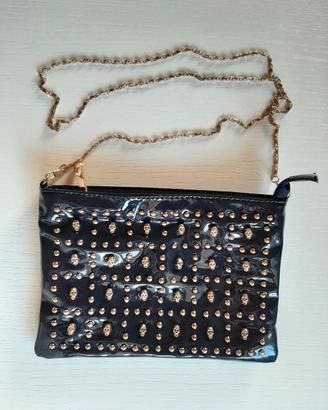 Pochette a tracolla nera con perline e teschietti