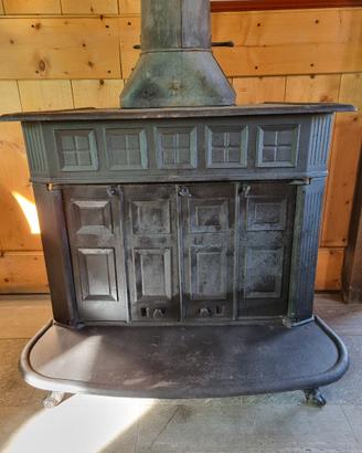 Stufa antica in acciaio