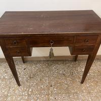 Scrivania con 5 cassetti