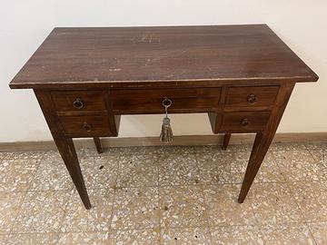Scrivania con 5 cassetti