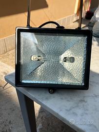 Faretto alogeno da esterno