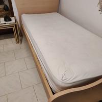 Letto singolo con testiera in legno