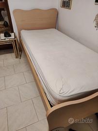 Letto singolo con testiera in legno