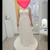 Vestito da sposa bianco con velo 2025
