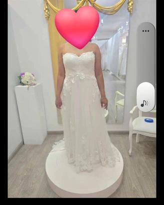 Vestito da sposa bianco con velo 2025