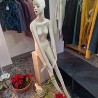 Manichino Donna Seduto da Vetrina