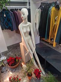 Manichino Donna Seduto da Vetrina