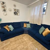 Divano angolare blu con cuscini