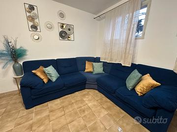 Divano angolare blu con cuscini