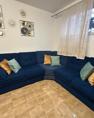 Divano angolare blu con cuscini