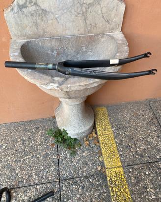 Accessori bici. Forcella, pipa, manubrio…