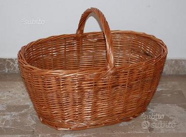 Cesto in vimini funghi legna ortaggi biancheria