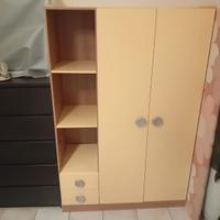 Armadio cameretta colore legno e giallo.