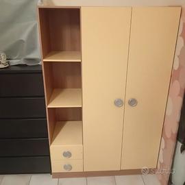 Armadio cameretta colore legno e giallo.
