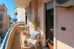 Appartamento con tre camere, vista mare e box