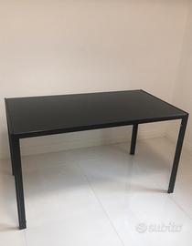 Tavolo nero moderno