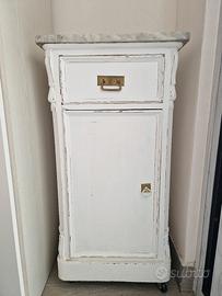 Comodino shabby con ripiano in marmo
