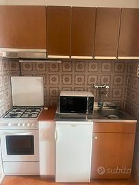 Cucina con elettrodomestici